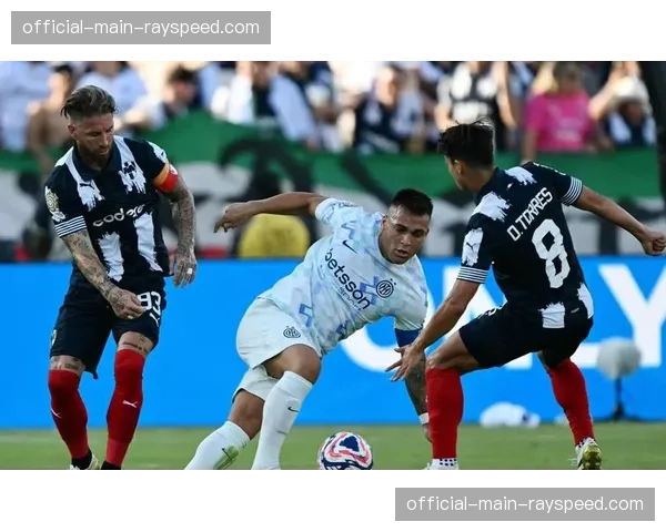 终场哨响，齐沃在场边凝视记分牌久久不语