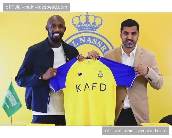 瞬间特写：绝杀被扑后，朗斯前锋瓦希跪地掩面，队长塞科·福法纳上前安慰。